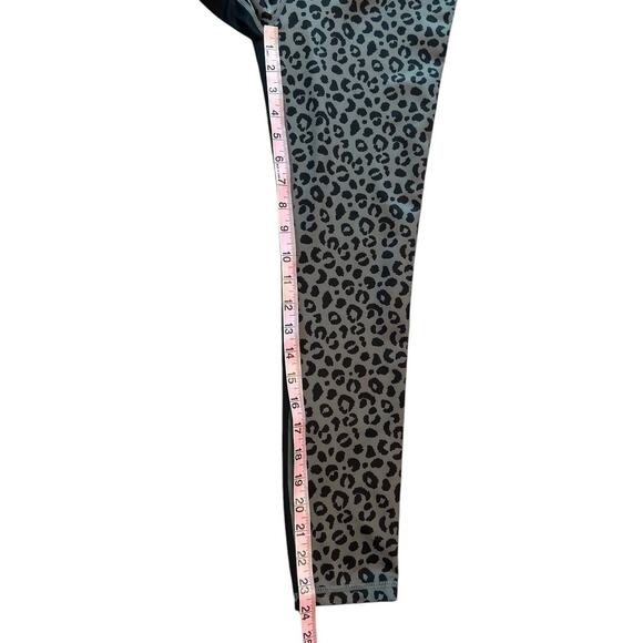 All Fenix Australia Leopard High Rise 7/8 Leggings Gray Black Size Medium NEW - Picture 4 of 7